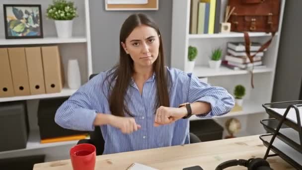 Злая Красивая Молодая Латиноамериканка Показывает Отрицательный Знак Опусти Пальцы Офисе — стоковое видео