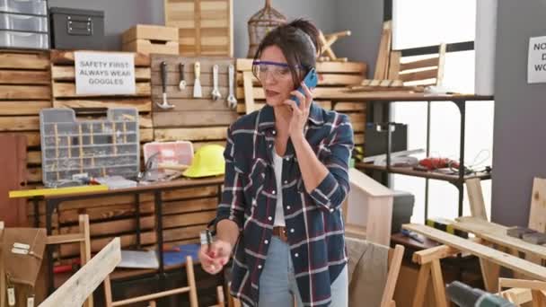 Mulher Madura Óculos Segurança Telefone Analisando Documentos Uma Oficina Carpintaria — Vídeo de Stock