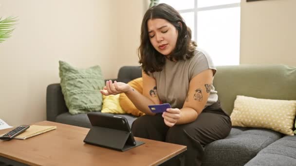 Mujer Hispana Revisando Tarjeta Crédito Mientras Usa Tableta Una Acogedora — Vídeos de Stock