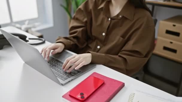 Donna Caucasica Che Lavora Laptop Ufficio Moderno Con Piante Interno — Video Stock