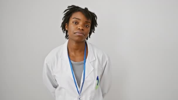 Worried Young Black Woman Labcoat Her Dreadlocks Tucked Away Frown — Stock Video