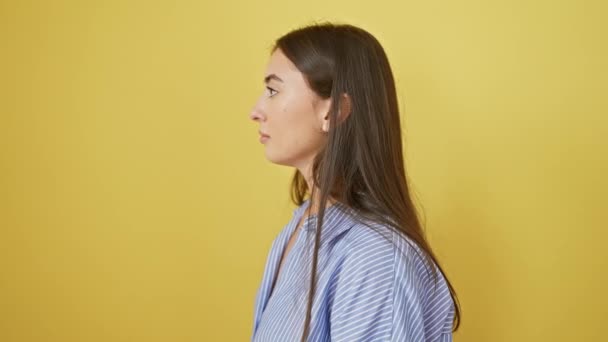 Kendine Güvenen Genç Spanyol Kadın Doğal Bir Gülümseme Günlük Gömlekle — Stok video