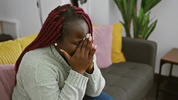 Mujer Afroamericana Con Trenzas Sintiéndose Estresada Interiores — Vídeos de Stock