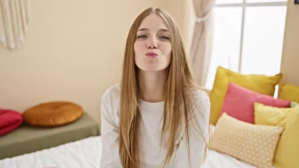 Menina Loira Bonito Pijama Envia Amor Soprando Beijo Para Câmera — Vídeo de Stock