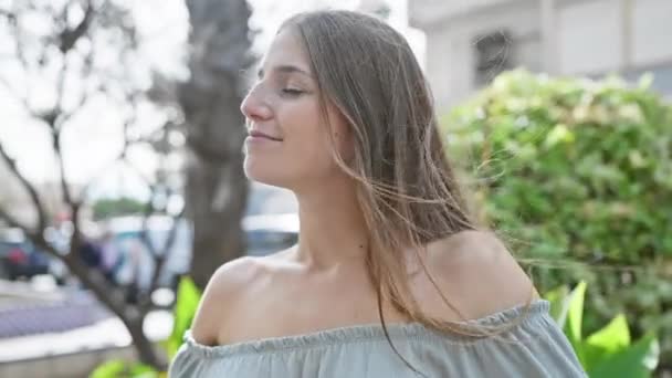 Молода Жінка Насолоджується Мирною Миттю Відкритому Повітрі Міському Парку Видихає — стокове відео