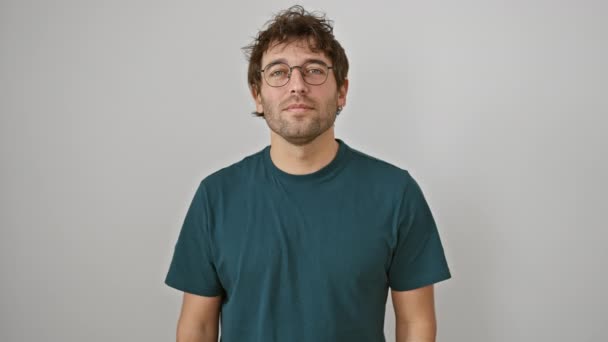 Fröhlicher Junger Hispanischer Mann Mit Brille Selbstbewusst Mit Einem Zahmen — Stockvideo