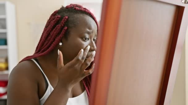 Eine Junge Frau Mit Roten Zöpfen Untersucht Ihr Spiegelbild Spiegel — Stockvideo