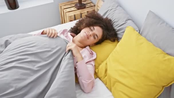 Una Joven Hispana Con Pelo Rizado Relaja Dormitorio Luminoso Mostrando — Vídeos de Stock