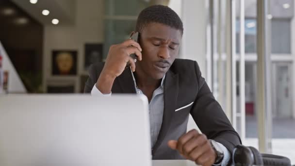 Africano Homem Terno Multitarefa Com Telefone Computador Escritório — Vídeo de Stock