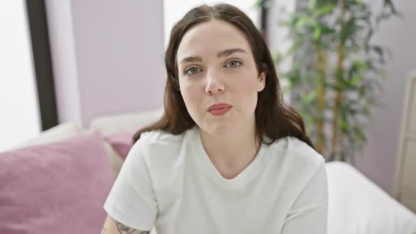 Fröhliche Junge Frau Schlafanzug Sitzt Verspielt Auf Dem Schlafzimmerbett Lächelnd — Stockvideo