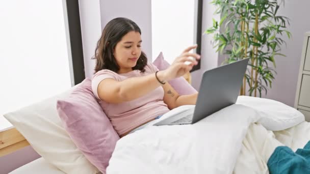 Jonge Spaanse Vrouw Sluiten Laptop Haar Slaapkamer Met Plant Achtergrond — Stockvideo