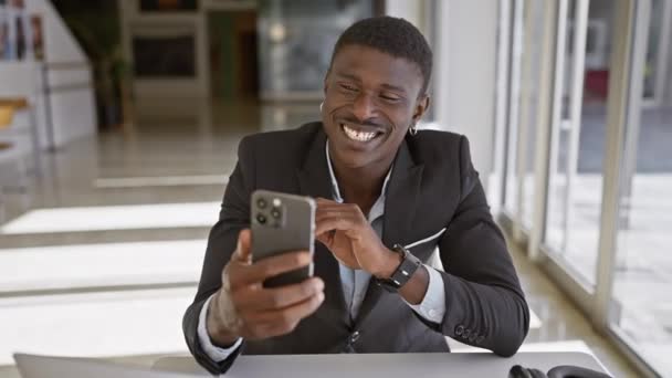 Afrykański Amerykański Biznesmen Pomocą Smartfona Nowoczesnym Ustawieniu Biurowym — Wideo stockowe