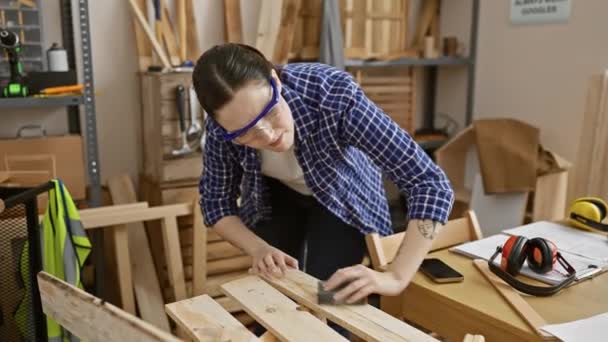 Mulher Branca Lixando Madeira Uma Oficina Carpintaria Bem Equipada Exibindo — Vídeo de Stock