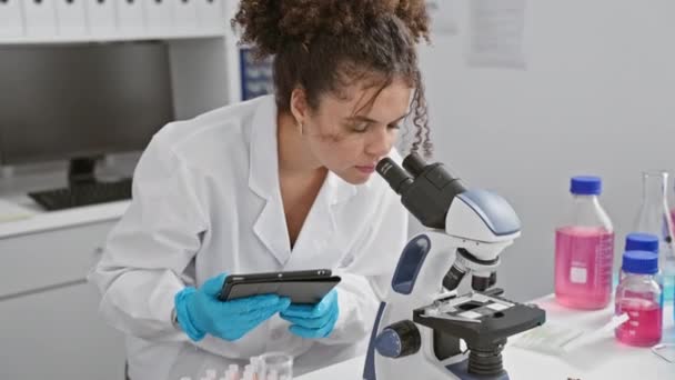 Ung Latinamerikansk Kvinna Forskare Undersöker Bild Ett Mikroskop Ett Laboratorium — Stockvideo