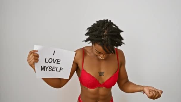 Opgewonden Jonge Zwarte Vrouw Met Dreadlocks Vrolijk Vieren Van Haar — Stockvideo