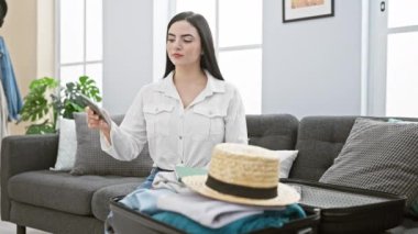 Heyecanlı, kendinden emin, gülümseyen, neşeli bir gülümsemesi olan genç İspanyol kadın Suudi Arabistan pasaportunu işaret ediyor.