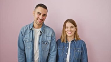 Güzel bir çift kameraya göz kırpıyor. Seksi bir ifade. Kot gömlek giyiyorlar. Aşkın, modanın ve eğlencenin mükemmel bir karışımı.