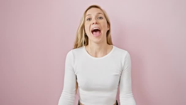 Glad Ung Blond Kvinna Segerrikt Står Med Armarna Upp Firar — Stockvideo