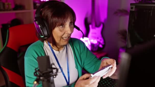 Mujer Madura Con Auriculares Usando Smartphone Colorida Sala Juegos Por — Vídeo de stock