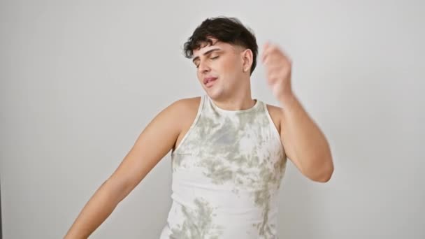 Mutlu Genç Adam Özgüvenli Kaygısız Kolsuz Tişörtle Müzik Eşliğinde Dans — Stok video