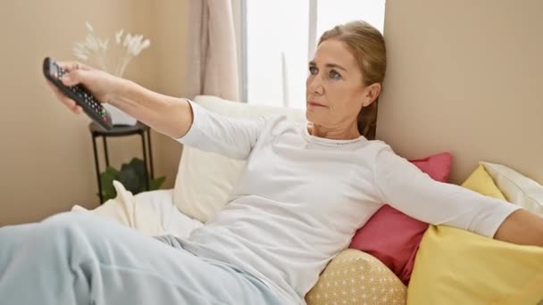 Madura Mujer Celebración Remota Relajación Dormitorio Ocio Comodidad Descansar Caucásico — Vídeos de Stock