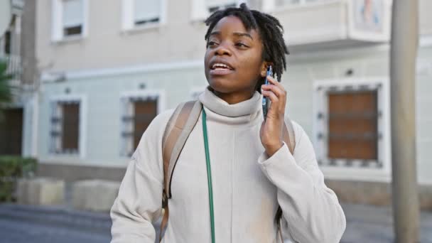 Africká Americká Žena Dredy Mluví Smartphonu Při Chůzi Městské Ulici — Stock video