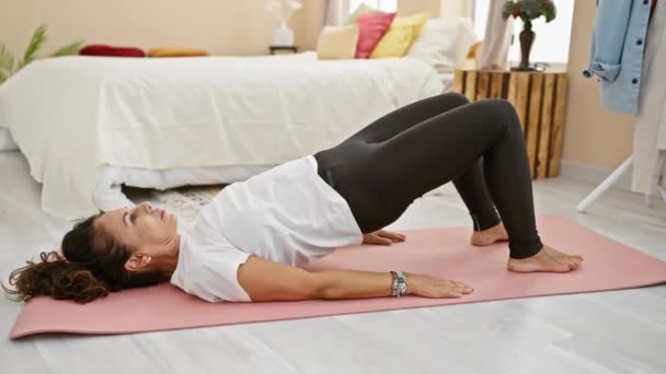 Femme Âge Moyen Pratique Yoga Intérieur Effectuant Pose Pont Sur — Video