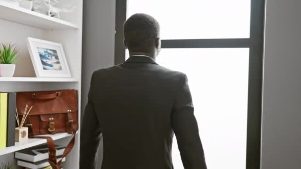 Задумчивый Африканский Мужчина Костюме Смотрит Окно Офиса Размышляя Карьере — стоковое видео