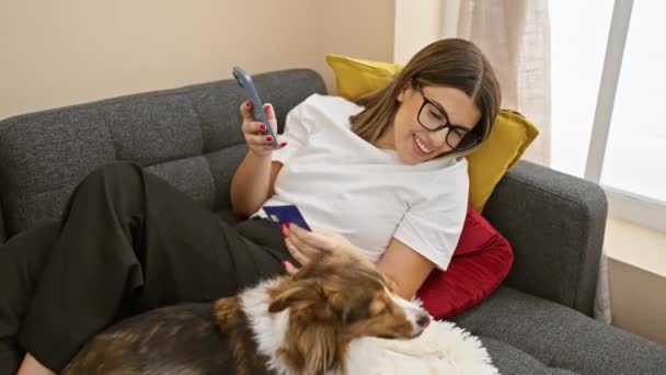 Mulher Sorridente Óculos Usando Smartphone Com Cartão Crédito Seu Cão — Vídeo de Stock