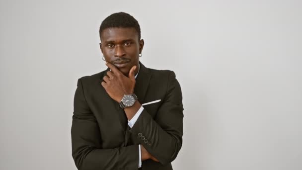 Atrakcyjny Afrykański Biznesmen Garniturze Pewnie Uśmiechnięty Kamery Skrzyżowanymi Ramionami Ręka — Wideo stockowe