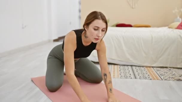 Jeune Femme Brune Faisant Yoga Sur Tapis Rose Dans Une — Video