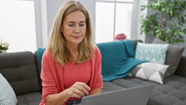 Mature Blonde Woman Praying Home Front Her Laptop Cozy Modern — Stock Video