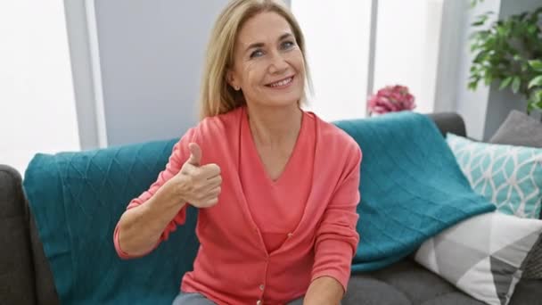 Mujer Rubia Alegre Confiada Mediana Edad Sonriendo Con Aprobación Sentada — Vídeo de stock