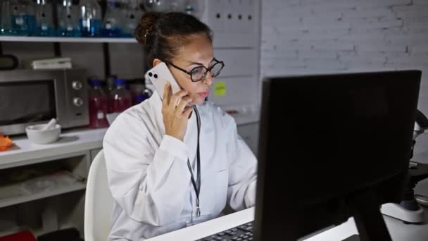 Cientista Hispânico Mulher Jaleco Branco Trabalhando Noite Laboratório Usando Computador — Vídeo de Stock