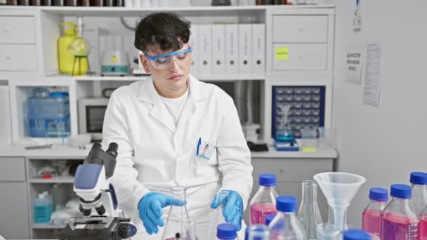 Scientifique Masculin Concentré Blouse Laboratoire Examine Une Fiole Chimique Dans — Video