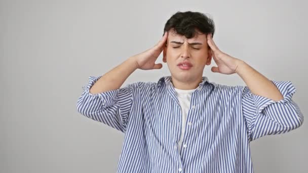 Mladý Muž Vystresovaný Pruhované Košili Trpí Migrénou Tlaku Stojí Izolovaný — Stock video
