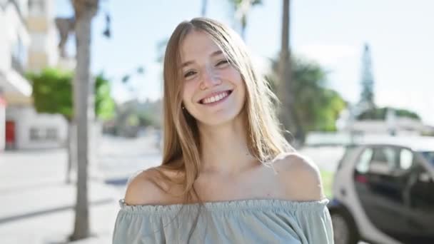 Весела Молода Жінка Яскраво Посміхається Сонячній Міській Вулиці Виключаючи Випадкові — стокове відео