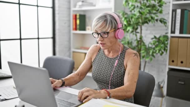Uma Mulher Madura Com Cabelos Grisalhos Usa Laptop Escritório Moderno — Vídeo de Stock