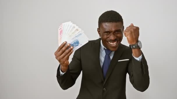 Podekscytowany Afroamerykanin Garniturze Posiada Chińskie Banknoty Juanowe Zwycięskie Dumne Podniesione — Wideo stockowe