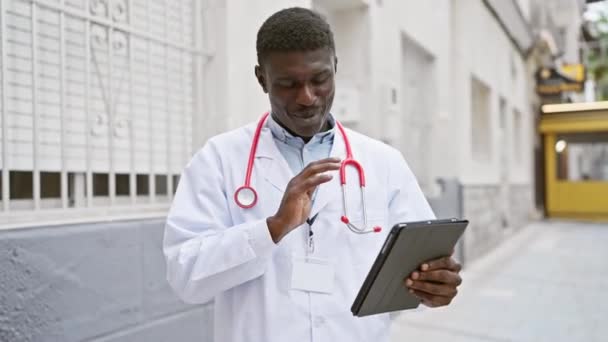 Usmívající Africký Lékař Dává Palce Nahoru Zatímco Drží Tabletu Městském — Stock video