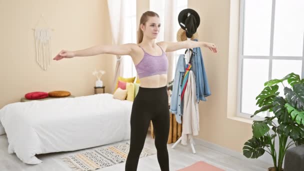 Una Giovane Donna Caucasica Pratica Yoga Nella Sua Luminosa Accogliente — Video Stock