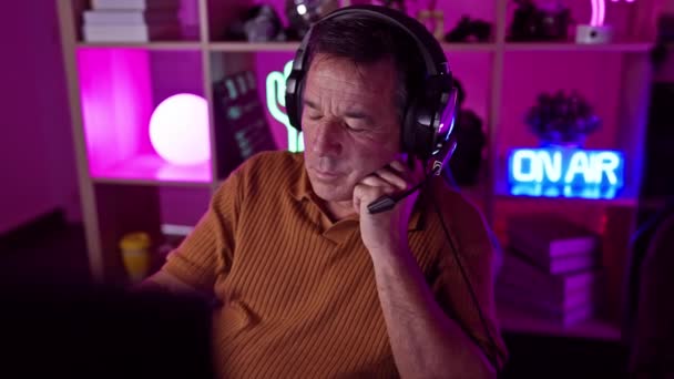 Felnőtt Férfi Fejhallgatóval Játékteremben Éjszaka Nézi Képernyőt Neon Fények Világítanak — Stock videók