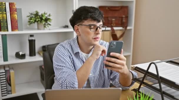 Ung Man Med Glasögon Med Smartphone Moderna Hemmakontor Med Bärbar — Stockvideo