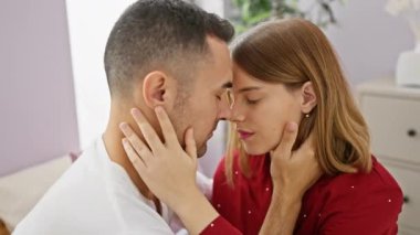 Sıcak bir yatak odasında kucaklaşan samimi bir çift, özel bir evde sevgi ve sevgi gösteriyorlar..