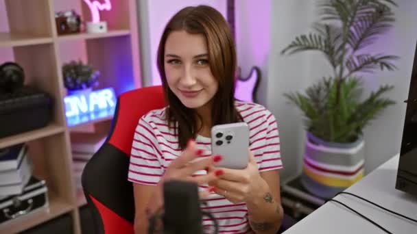 Zářící Brunetka Dívka Radostně Ukazuje Ukazuje Hru Telefonu Své Herně — Stock video