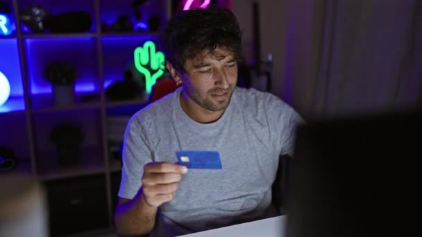 Ένας Όμορφος Άντρας Εξετάζει Μια Μπλε Πιστωτική Κάρτα Νύχτα Μια — Αρχείο Βίντεο