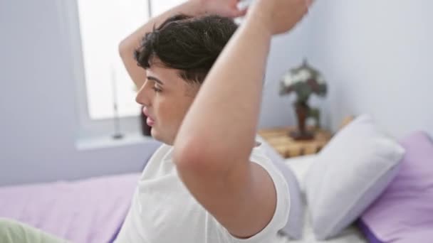 Egy Fiatal Férfi Egy Modern Hálószobában Pihen Nyugalmat Árasztva Csukott — Stock videók