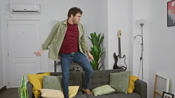 Hombre Alegre Baila Descalzo Una Acogedora Sala Estar Reflejando Felicidad — Vídeos de Stock