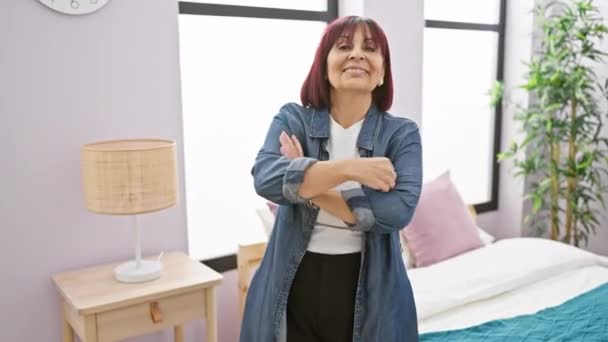 Leende Medelålders Latinamerikansk Kvinna Med Armarna Korsade Stående Ett Modernt — Stockvideo