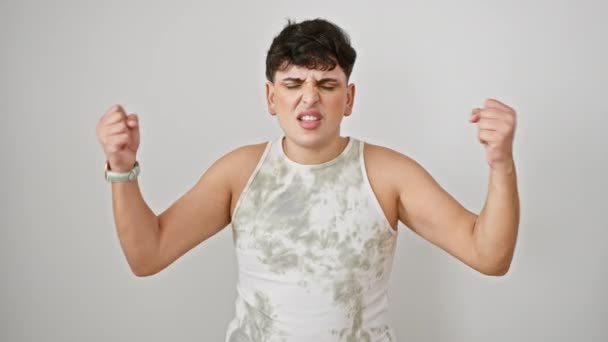 Öfkeli Genç Adam Kolsuz Tişört Giyiyor Öfkesini Kusuyor Öfkeyle Yumruklarını — Stok video